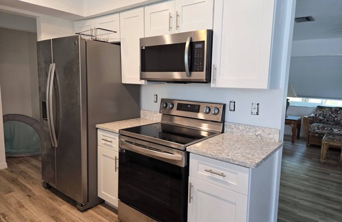 Oakland Hills House | Charming 2-bedroom house in wonderful Rotonda West with AC and private pool