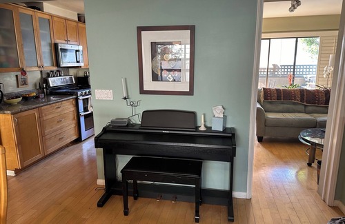 Wilshire Montana House | Charming 2-bedroom 3-story townhome 18 blocks from ocean in popular Santa Monica
