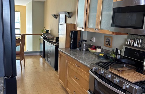 Wilshire Montana House | Charming 2-bedroom 3-story townhome 18 blocks from ocean in popular Santa Monica