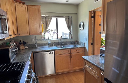 Wilshire Montana House | Charming 2-bedroom 3-story townhome 18 blocks from ocean in popular Santa Monica