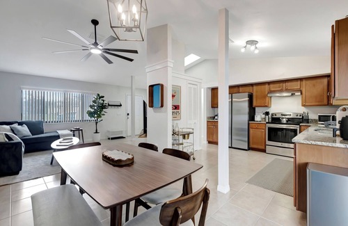 Spring Hill House | Charming 2-bedroom house with pool and fenced in backyard. Sleeps 8
