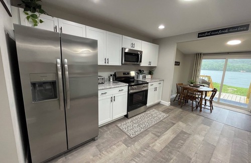 Short Creek House | Charming 2-bedroom Riverfront Retreat backs up to the Ohio River-Tiltonsville OH