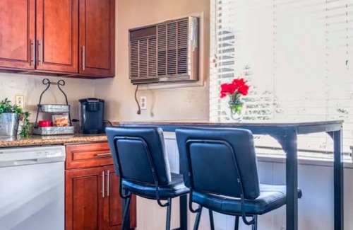 Walnut Creek House | Charming 2-bedroom house in Downtown Walnut Creek with WiFi and AC