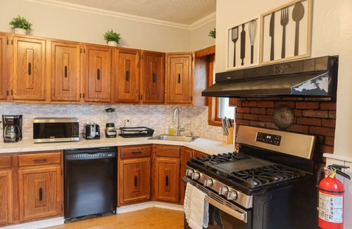 West Orange Apartment | Charming 2-bedroom apartment with AC, WiFi in wonderful West Orange