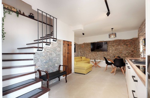 Prizna Villa | Charming 2-bedroom villa with AC, WiFi,swimming pool,view of the sea and islands