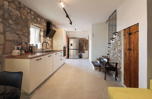 Prizna Villa | Charming 2-bedroom villa with AC, WiFi,swimming pool,view of the sea and islands
