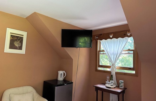 Etna House | Charming 2-bedrooms with full bath - WiFi, AC in lovely Forest getaway