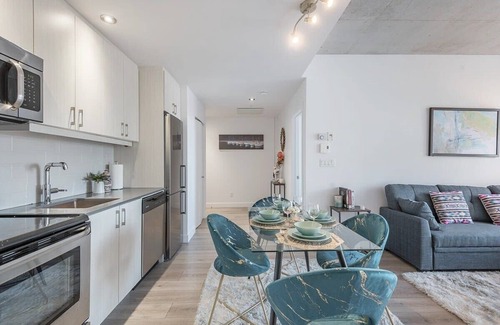 International District Apartment | Charming 2 BR - Indoor Parking