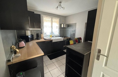 Sotteville-les-Rouen House | Charming 2-bedroom townhome in lovely Sotteville-lès-Rouen with WiFi