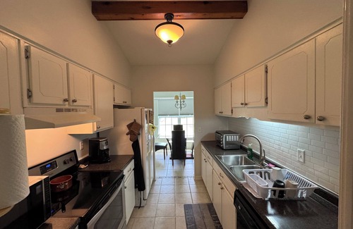 Callaway House | Charming 2-guest house in serene Panama City with WiFi, AC