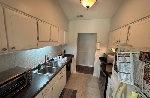 Callaway House | Charming 2-guest house in serene Panama City with WiFi, AC
