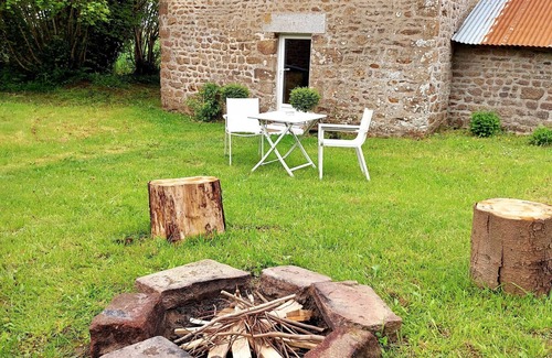 Montenay Cottage | Charming 2-Person Cottage with Garden & Shared Amenities in Montenay