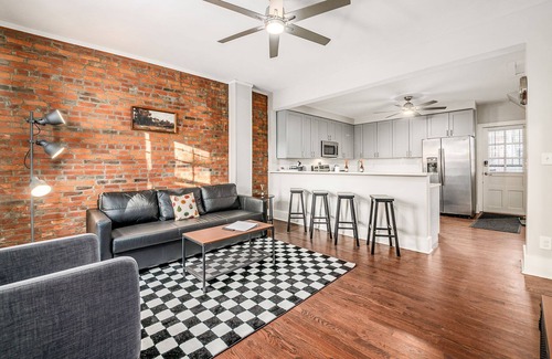 German Village Apartment | Charming 2-story on Historic City Park Ave in German Village. Pet-friendly sleeps 5.