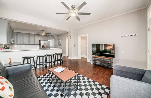 German Village Apartment | Charming 2-story on Historic City Park Ave in German Village. Pet-friendly sleeps 5.