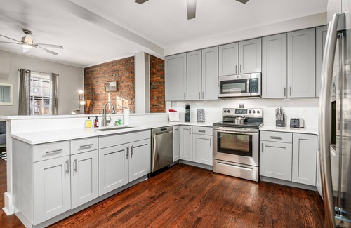 German Village Apartment | Charming 2-story on Historic City Park Ave in German Village. Pet-friendly sleeps 5.