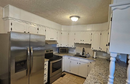 Hobart House | Charming 2-Story Townhouse Retreat – Perfect for Your Next Getaway!
