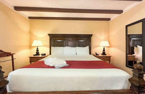 Western Division Hotel | Charming 2-Unit Escape w/Views, Dining & Heritage in Central Laredo