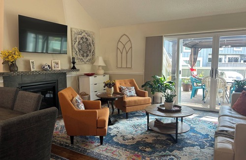 Lenexa House | Charming 2B/1Bth One Level TH -1 mile from I35-15 min. to Dntn KCMO.
