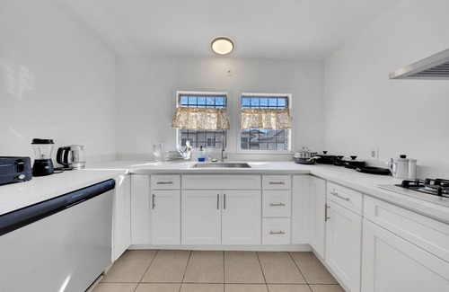 Alhambra House | Charming 2B1B Downtown Retreat with free parking