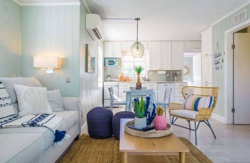 Sarasota Cottage | Charming 2BD Bungalow Close to Crescent Beach!