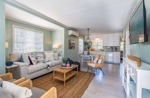 Sarasota Cottage | Charming 2BD Bungalow Close to Crescent Beach!