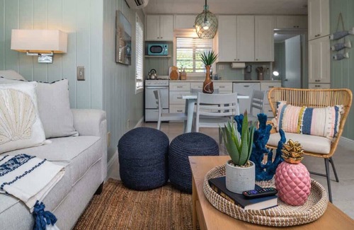 Sarasota Cottage | Charming 2BD Bungalow Close to Crescent Beach!