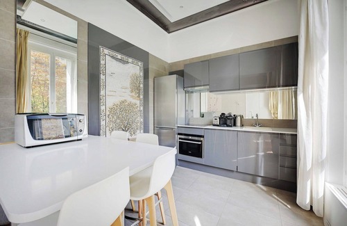 Champs-Elysees Apartment | Charming 2BR/4P - Georges V/Champs-Ã‰lysÃ©es