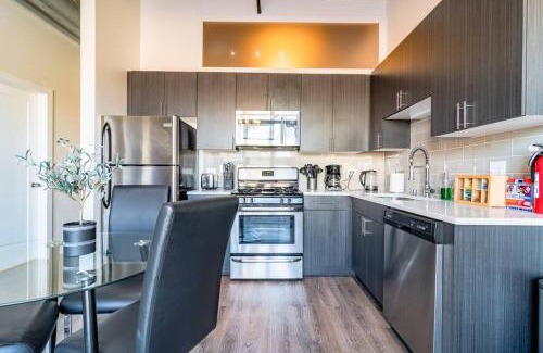 Near South Side Apartment | Charming 2BR Apartment with Skyline view, Optional Parking & Gym Access Near McCormick Place, Lakefront and Soldier Field