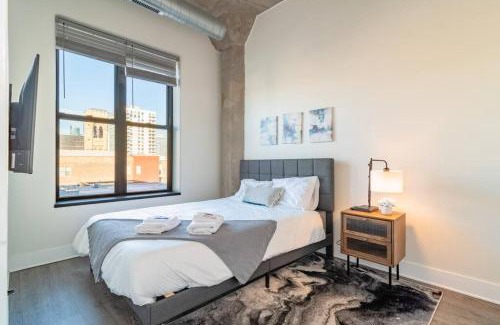 Near South Side Apartment | Charming 2BR Apartment with Skyline view, Optional Parking & Gym Access Near McCormick Place, Lakefront and Soldier Field