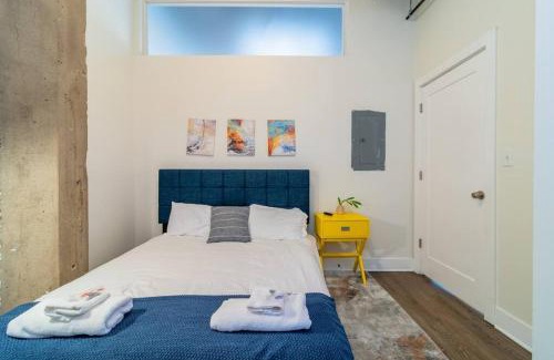 Near South Side Apartment | Charming 2BR Apartment with Skyline view, Optional Parking & Gym Access Near McCormick Place, Lakefront and Soldier Field