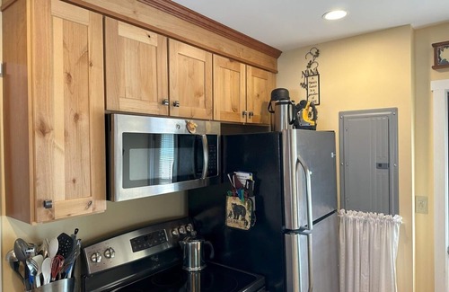 Acton Cottage | Charming 2BR Cottage With 50' of waterfront
