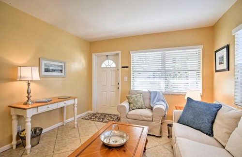 Lake Worth Apartment | Charming 2BR Lake Worth Condo Steps from the Water
