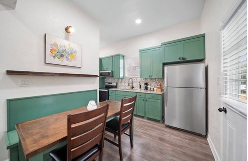 Mahncke Park House | Charming 2BR Retreat w/Private Yard – Walk to Botanical Gardens & Near Fort Sam