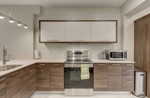 Mile End House | Charming 2BR townhouse w. Parking in Quiet Neighbourhood