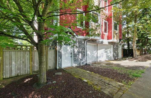 Green Lake Apartment | Charming 2BR Townhouse near Green Lake