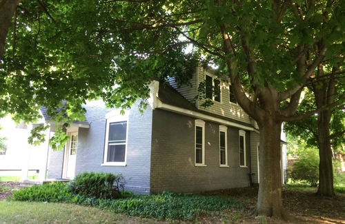 Holland Apartment | Charming 2BR upper unit on a quiet street 1.2 miles from downtown Holland!