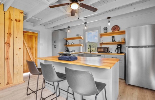 Locustville Cabin | Charming 2BR with Fire Pit on Farm - 10 Min to Wharf