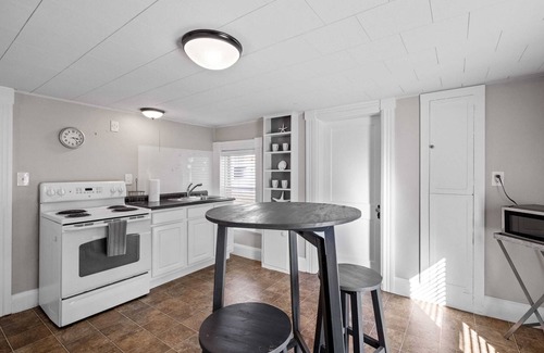 Exeter Apartment | Charming 2nd Flr Large 1 Bed -Short to Midterm