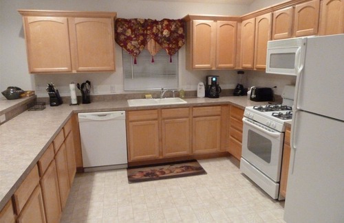 Virginia Trace Villa | Charming 3/2 Virginia Trace Villa, next to Lake Sumter Landing, with golf cart