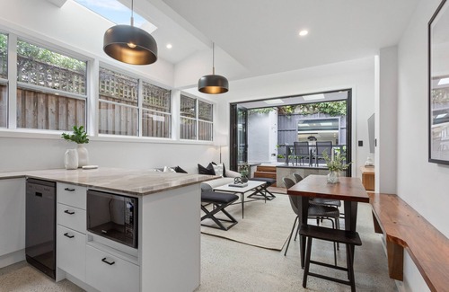Balmain House | Charming 3-bed Cottage with a Courtyard