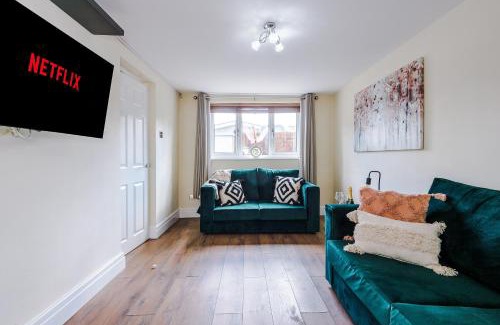 Chorlton-by-Backford Apartment | Charming 3-Bed cottage in Chester, ideal for Families & Workers, FREE Parking - Sleeps 7