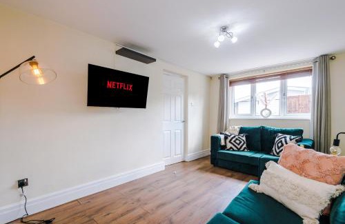 Chorlton-by-Backford Apartment | Charming 3-Bed cottage in Chester, ideal for Families & Workers, FREE Parking - Sleeps 7