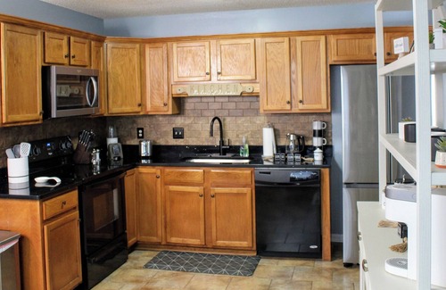 Warner Robins House | Charming 3-bedroom house with WiFi, AC in lovely Warner Robins