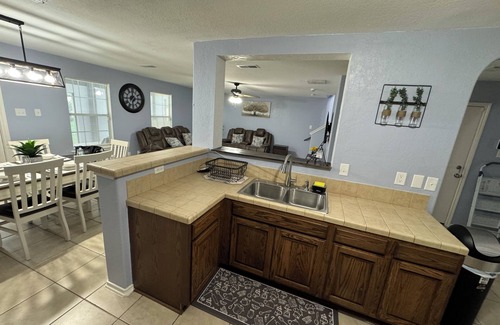 Bonanza House | Charming 3-bedroom 2.5 bathroom house with AC and WiFi in Laredo