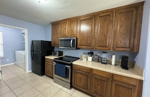 Bonanza House | Charming 3-bedroom 2.5 bathroom house with AC and WiFi in Laredo