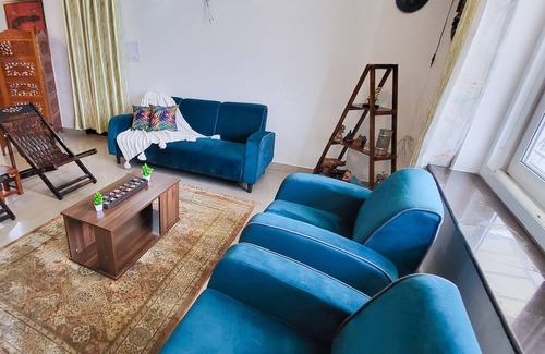 Vasant Kunj Apartment | Charming 3-bedroom apartment with WiFi, AC in vibrant New Delhi