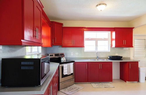 Deanes Condo | Charming 3-bedroom apartment with AC and WiFi, 10 minutes to the beach St. James