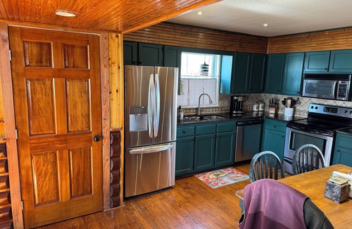 Town Creek Cabin | Charming 3-bedroom cabin with AC and WiFi in wonderful Town Creek