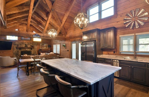 Albany Cabin | Charming 3-bedroom cabin in fabulous Leesburg with AC, WiFi