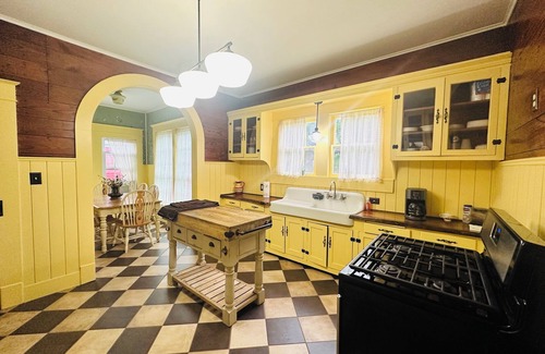 Sulphur Cottage | Charming 3-bedroom cottage in Downtown Sulphur